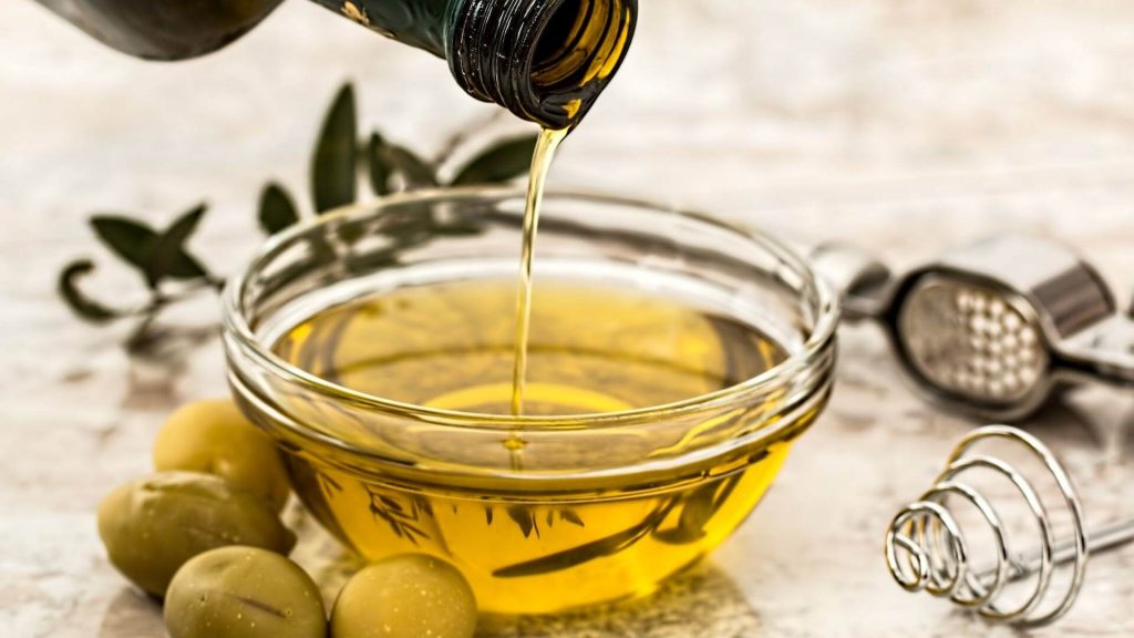 Un bol pequeño con aceite de oliva